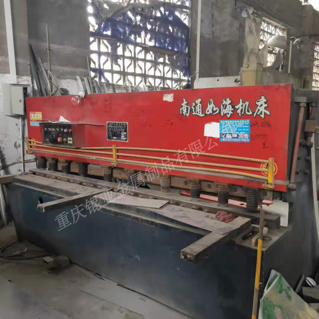 廠區(qū)一角機(jī)械展示