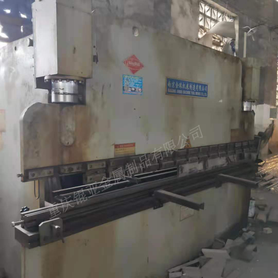 廠區(qū)一角機(jī)械展示2